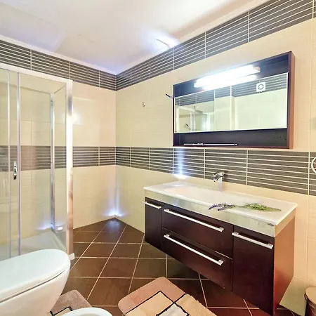 A Bright Modern In * أوماغ