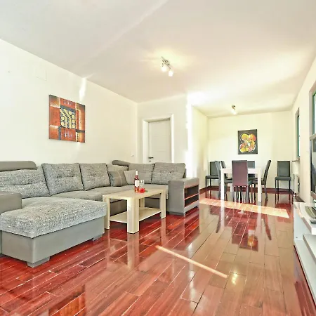 A Bright Modern In أوماغ