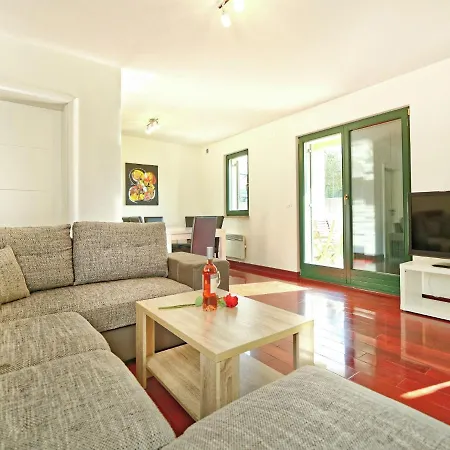 A Bright Modern In أوماغ