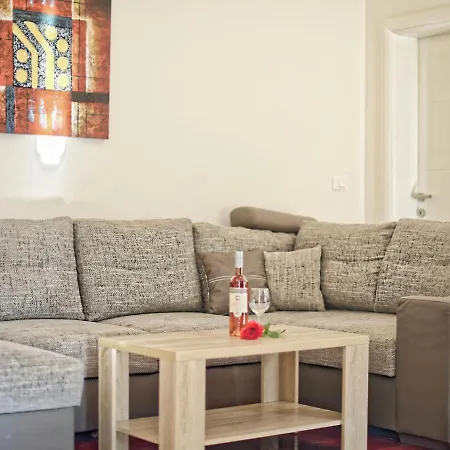 A Bright Modern In * أوماغ